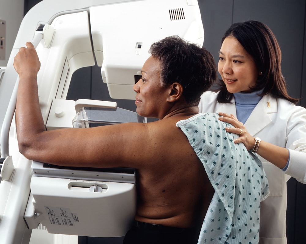 Mujer saludable practicando ejercicio para salud ósea